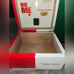 Romeo y Julieta Romeo Laquered  Empty wooden Cigar Box - 10" x 8" x 6